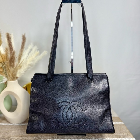 CHANEL Handbags - EUC Vintage CHANEL CC Black Caviar Leather Shoulder Bag